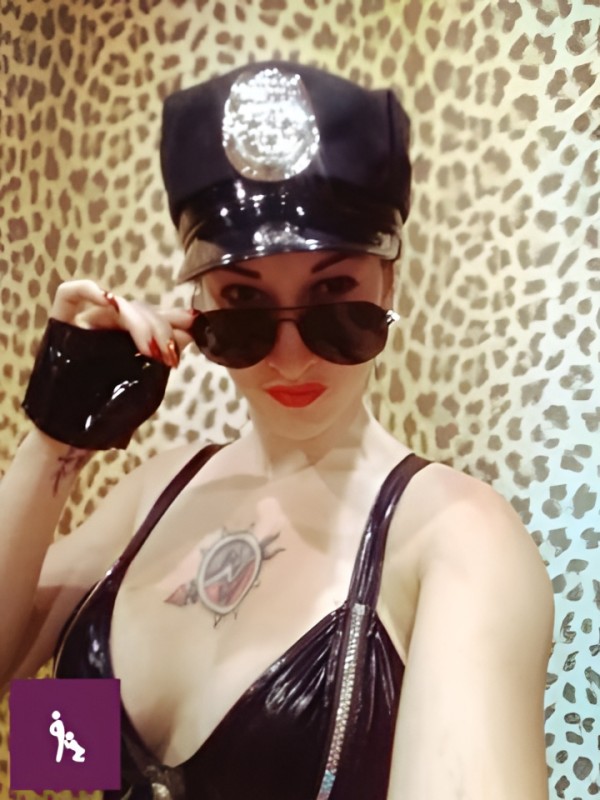 Софа привлекательная девушка из Владивостока цена от 4000 руб